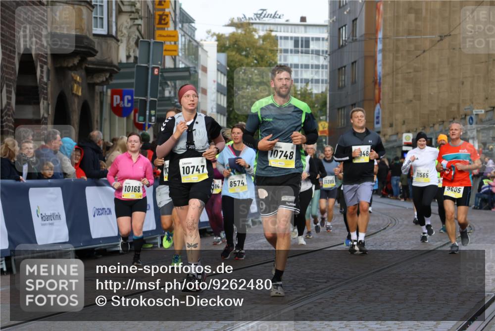 05.10.2025 - 20. swb-Marathon Bremen Strokosch-Dieckow http://msf.ph/oto/9262480 05.10.2025 11:06:43 Ziel 9605, 9826, 10001, 10148, 10168, 10239, 10498, 10747, 10748, 10937, 11414, 11565, 11605, 11721, 11746, 11747 meine-sportfotos.de