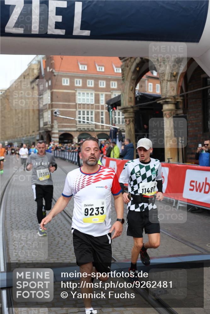 05.10.2025 - 20. swb-Marathon Bremen Yannick Fuchs http://msf.ph/oto/9262481 05.10.2025 10:49:35 Ziel 9206, 9233, 9435, 9555, 9708, 10118, 10381, 10519, 10673, 11319, 11487, 11598, 11672 meine-sportfotos.de