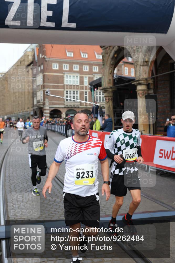 05.10.2025 - 20. swb-Marathon Bremen Yannick Fuchs http://msf.ph/oto/9262484 05.10.2025 10:49:35 Ziel 9206, 9233, 9435, 9555, 9708, 10118, 10381, 10519, 10673, 11319, 11487, 11598, 11672 meine-sportfotos.de