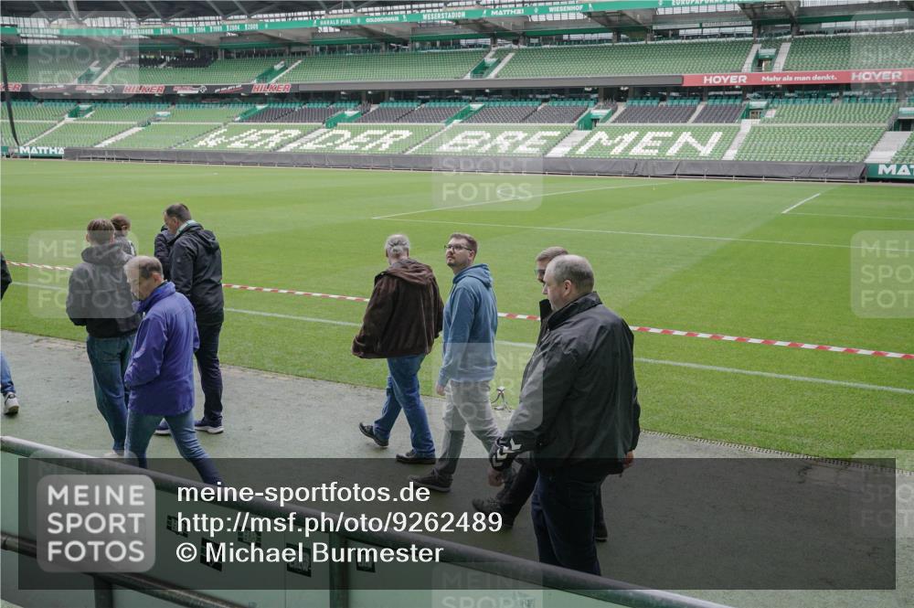 05.10.2025 - 20. swb-Marathon Bremen Michael Burmester http://msf.ph/oto/9262489 05.10.2025 11:29:20 Laufen im Stadion  meine-sportfotos.de