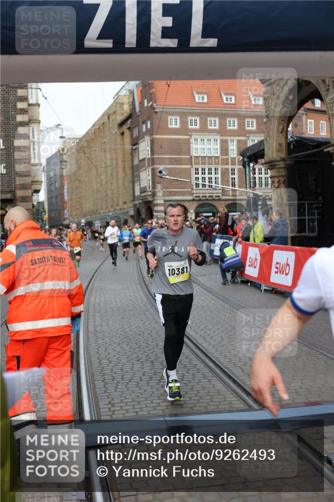 05.10.2025 - 20. swb-Marathon Bremen Yannick Fuchs http://msf.ph/oto/9262493 05.10.2025 10:49:35 Ziel 9206, 9233, 9435, 9555, 9708, 10118, 10381, 10519, 10673, 11319, 11487, 11598, 11672 meine-sportfotos.de
