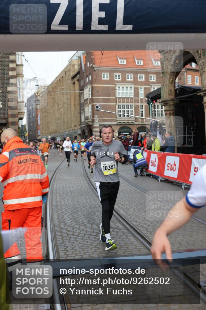 05.10.2025 - 20. swb-Marathon Bremen Yannick Fuchs http://msf.ph/oto/9262502 05.10.2025 10:49:36 Ziel 9206, 9233, 9435, 9555, 9708, 10118, 10381, 10519, 10673, 11319, 11487, 11672 meine-sportfotos.de