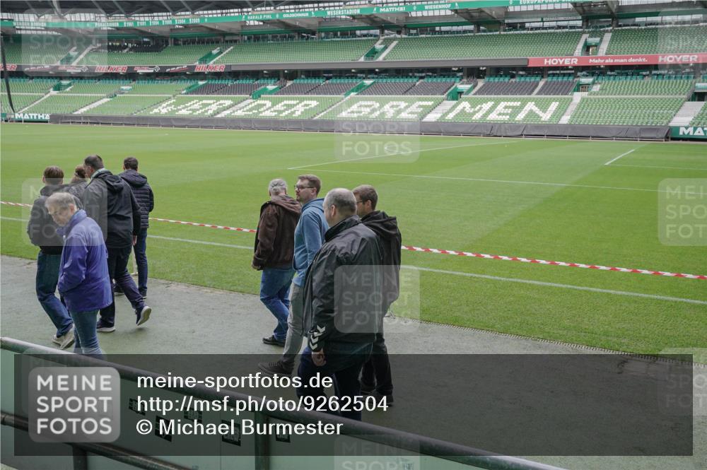 05.10.2025 - 20. swb-Marathon Bremen Michael Burmester http://msf.ph/oto/9262504 05.10.2025 11:29:20 Laufen im Stadion  meine-sportfotos.de
