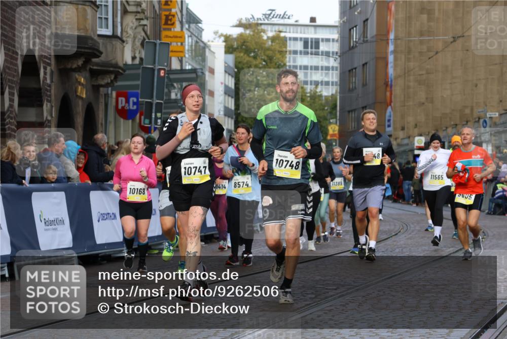 05.10.2025 - 20. swb-Marathon Bremen Strokosch-Dieckow http://msf.ph/oto/9262506 05.10.2025 11:06:43 Ziel 9605, 9826, 10001, 10148, 10168, 10239, 10498, 10747, 10748, 10937, 11414, 11565, 11605, 11721, 11746, 11747 meine-sportfotos.de
