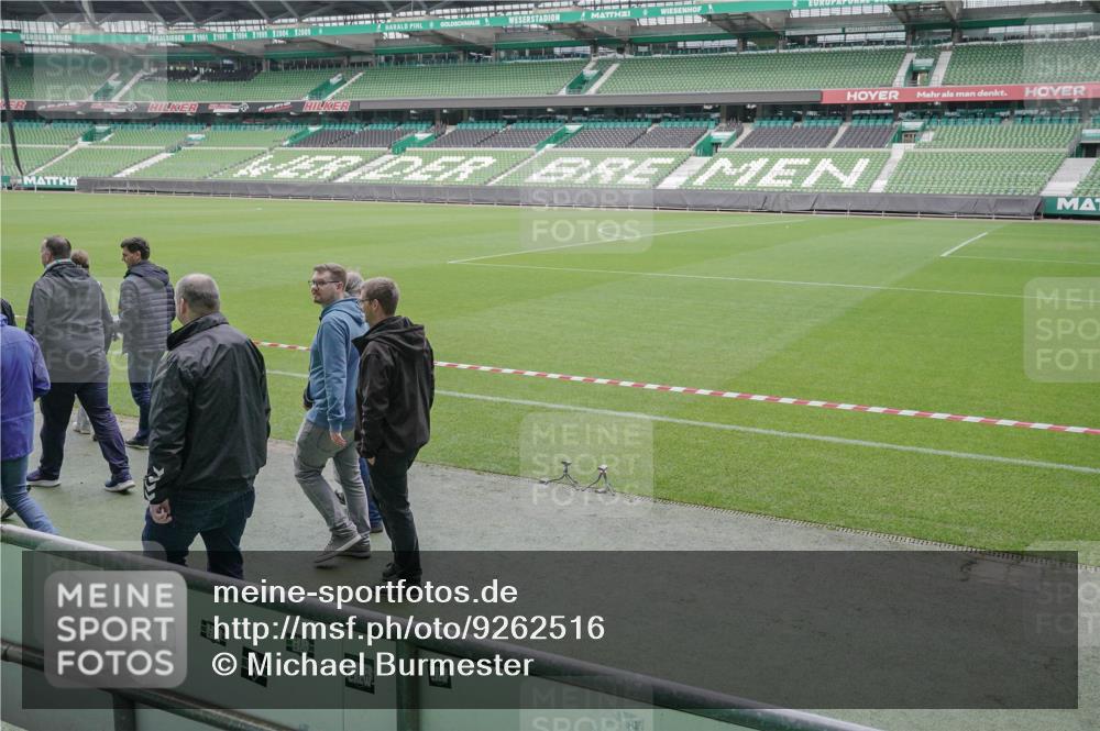 05.10.2025 - 20. swb-Marathon Bremen Michael Burmester http://msf.ph/oto/9262516 05.10.2025 11:29:22 Laufen im Stadion  meine-sportfotos.de