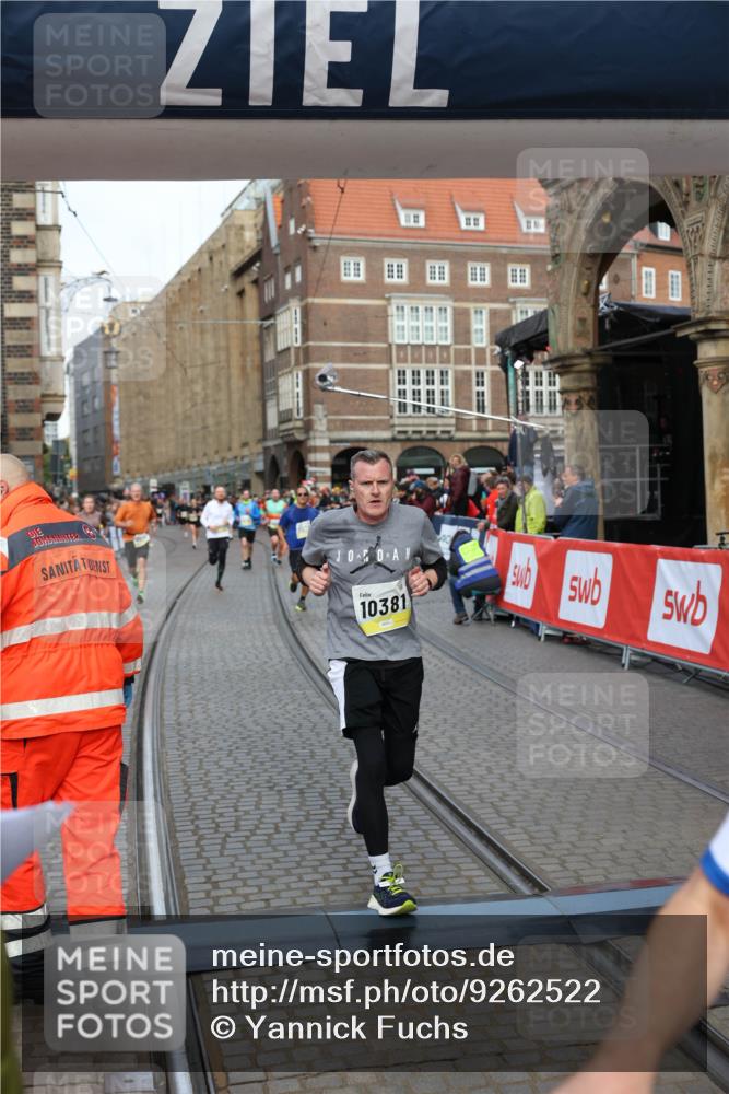 05.10.2025 - 20. swb-Marathon Bremen Yannick Fuchs http://msf.ph/oto/9262522 05.10.2025 10:49:36 Ziel 9206, 9233, 9435, 9555, 9708, 10118, 10381, 10519, 10673, 11319, 11487, 11672 meine-sportfotos.de