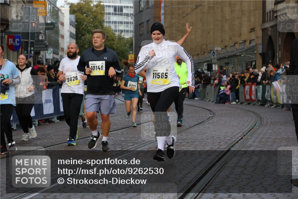 05.10.2025 - 20. swb-Marathon Bremen Strokosch-Dieckow http://msf.ph/oto/9262530 05.10.2025 11:06:47 Ziel 8574, 9321, 9605, 9826, 9942, 9976, 10001, 10148, 10168, 10498, 10580, 10747, 10748, 10937, 11355, 11389, 11414, 11497, 11565 meine-sportfotos.de
