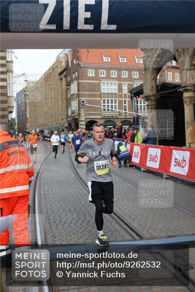 05.10.2025 - 20. swb-Marathon Bremen Yannick Fuchs http://msf.ph/oto/9262532 05.10.2025 10:49:36 Ziel 9206, 9233, 9435, 9555, 9708, 10118, 10381, 10519, 10673, 11319, 11487, 11672 meine-sportfotos.de