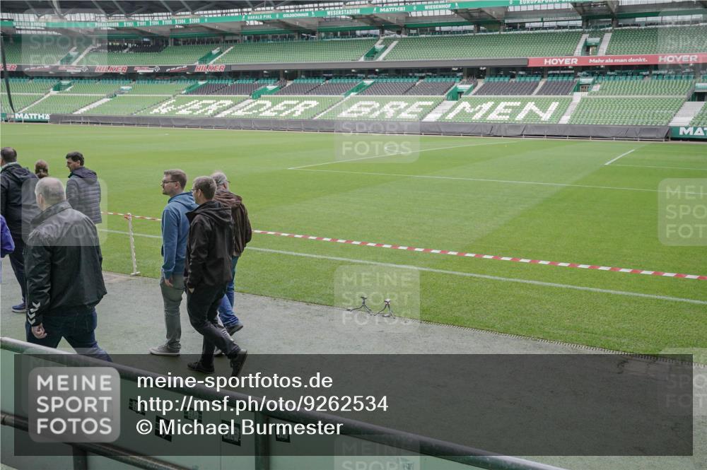 05.10.2025 - 20. swb-Marathon Bremen Michael Burmester http://msf.ph/oto/9262534 05.10.2025 11:29:22 Laufen im Stadion  meine-sportfotos.de