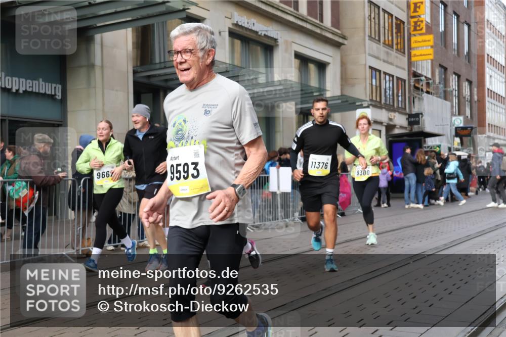 05.10.2025 - 20. swb-Marathon Bremen Strokosch-Dieckow http://msf.ph/oto/9262535 05.10.2025 11:02:45 Ziel 9229, 9300, 9325, 9593, 9644, 9661, 9662, 9846, 9893, 10167, 10185, 10471, 10656, 10777, 10876, 10926, 10996, 11087, 11312, 11376, 11390, 11504, 11667, 11668, 11682, 11735, 9229, 9300, 9325, 9593, 9644, 9661, 9662, 9846, 9893, 10167, 10185, 10471, 10656, 10777, 10876, 10926, 10996, 11087, 11312, 11376, 11390, 11504, 11682, 11735 meine-sportfotos.de