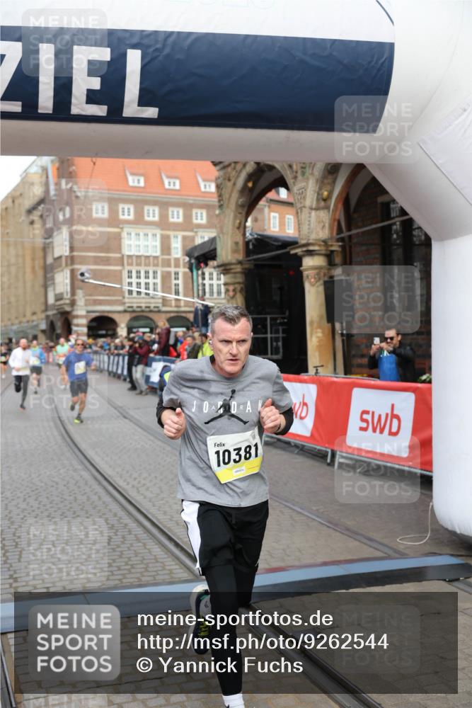 05.10.2025 - 20. swb-Marathon Bremen Yannick Fuchs http://msf.ph/oto/9262544 05.10.2025 10:49:36 Ziel 9206, 9233, 9435, 9555, 9708, 10118, 10381, 10519, 10673, 11319, 11487, 11672 meine-sportfotos.de