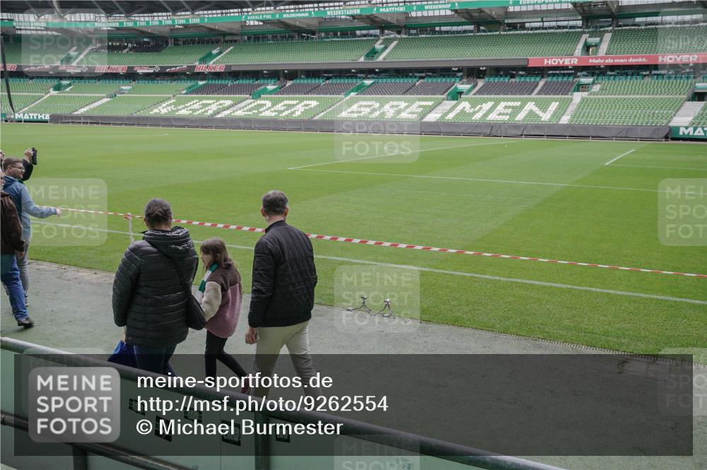 05.10.2025 - 20. swb-Marathon Bremen Michael Burmester http://msf.ph/oto/9262554 05.10.2025 11:29:28 Laufen im Stadion  meine-sportfotos.de