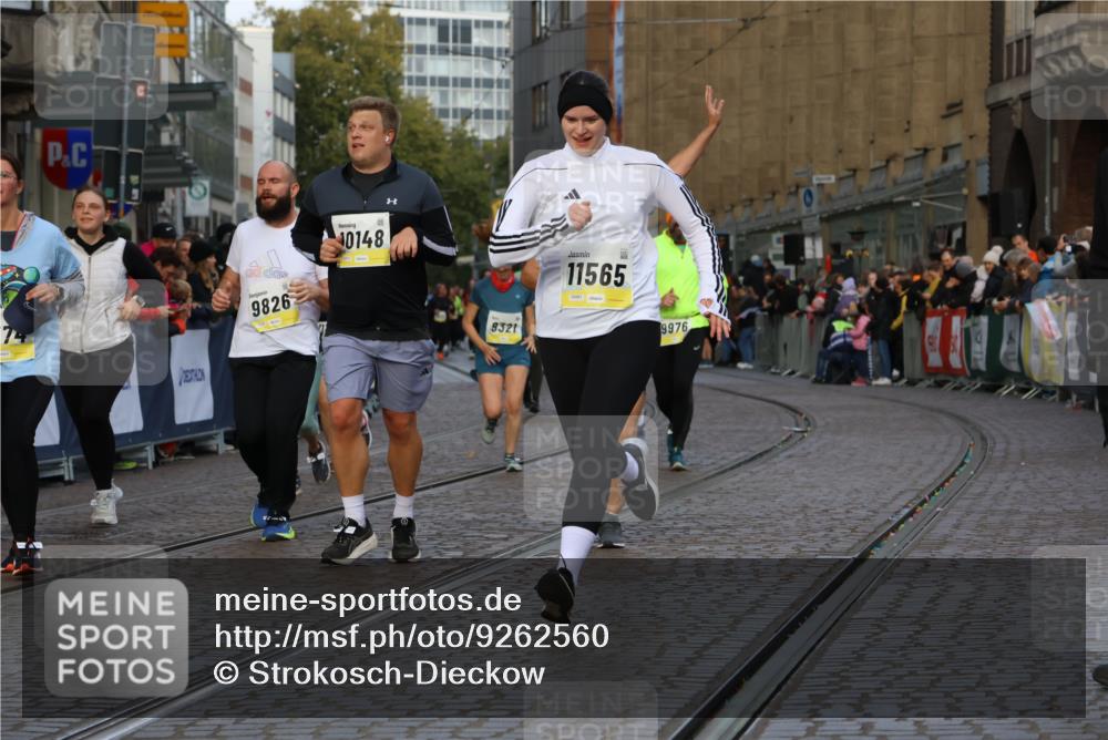 05.10.2025 - 20. swb-Marathon Bremen Strokosch-Dieckow http://msf.ph/oto/9262560 05.10.2025 11:06:47 Ziel 8574, 9321, 9605, 9826, 9942, 9976, 10001, 10148, 10168, 10498, 10580, 10747, 10748, 10937, 11355, 11389, 11414, 11497, 11565 meine-sportfotos.de