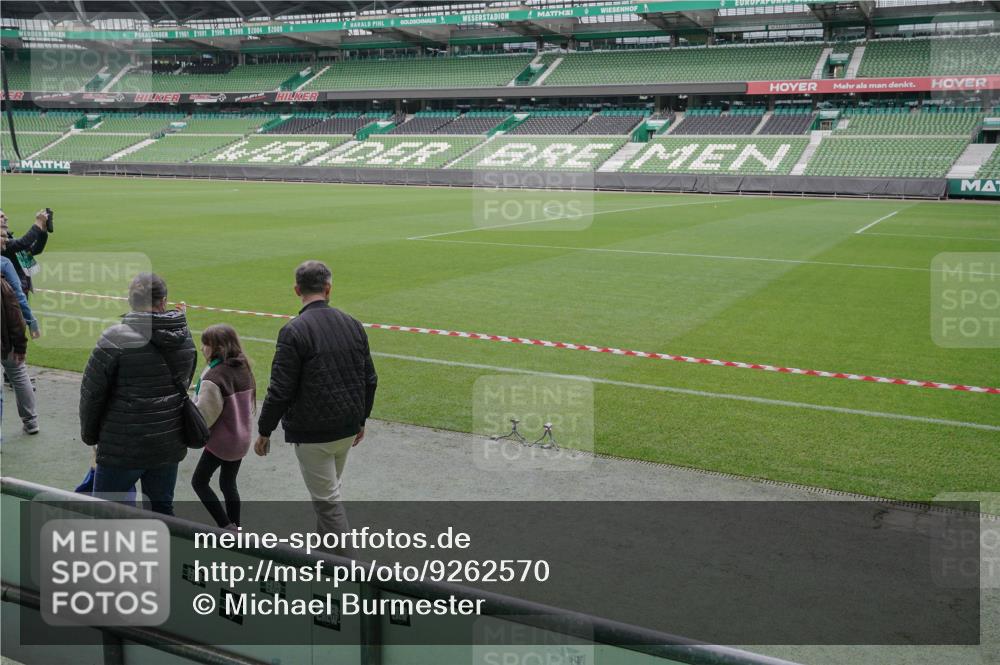 05.10.2025 - 20. swb-Marathon Bremen Michael Burmester http://msf.ph/oto/9262570 05.10.2025 11:29:29 Laufen im Stadion  meine-sportfotos.de