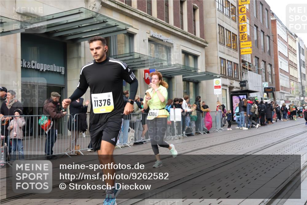 05.10.2025 - 20. swb-Marathon Bremen Strokosch-Dieckow http://msf.ph/oto/9262582 05.10.2025 11:02:47 Ziel 9229, 9246, 9300, 9325, 9593, 9644, 9661, 9662, 9893, 10142, 10167, 10185, 10405, 10471, 10656, 10777, 10876, 10926, 10996, 11312, 11376, 11390, 11508, 11509, 11682, 11735, 9229, 9246, 9300, 9325, 9593, 9644, 9661, 9662, 9893, 10142, 10167, 10185, 10405, 10471, 10656, 10777, 10876, 10926, 10996, 11312, 11376, 11390, 11508, 11509, 11682, 11735 meine-sportfotos.de