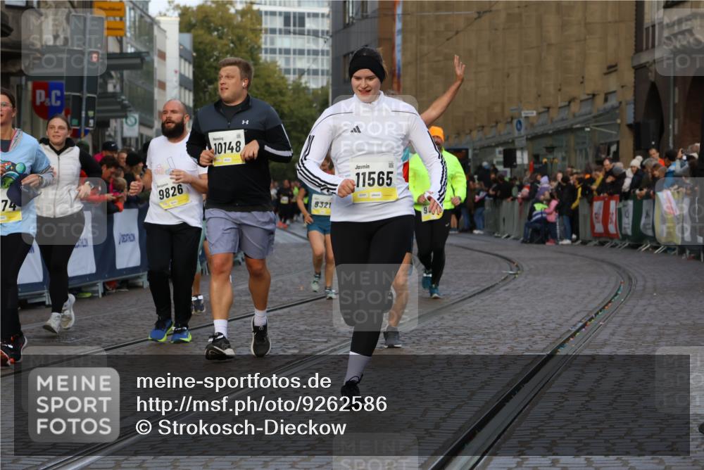 05.10.2025 - 20. swb-Marathon Bremen Strokosch-Dieckow http://msf.ph/oto/9262586 05.10.2025 11:06:47 Ziel 8574, 9321, 9605, 9826, 9942, 9976, 10001, 10148, 10168, 10498, 10580, 10747, 10748, 10937, 11355, 11389, 11414, 11497, 11565 meine-sportfotos.de
