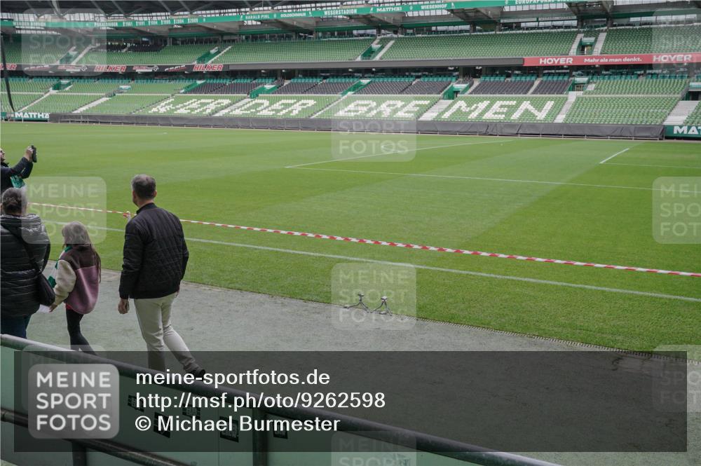 05.10.2025 - 20. swb-Marathon Bremen Michael Burmester http://msf.ph/oto/9262598 05.10.2025 11:29:30 Laufen im Stadion  meine-sportfotos.de