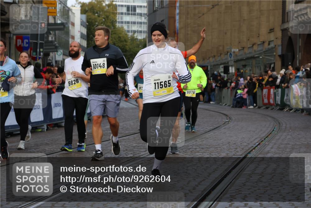 05.10.2025 - 20. swb-Marathon Bremen Strokosch-Dieckow http://msf.ph/oto/9262604 05.10.2025 11:06:47 Ziel 8574, 9321, 9605, 9826, 9942, 9976, 10001, 10148, 10168, 10498, 10580, 10747, 10748, 10937, 11355, 11389, 11414, 11497, 11565 meine-sportfotos.de