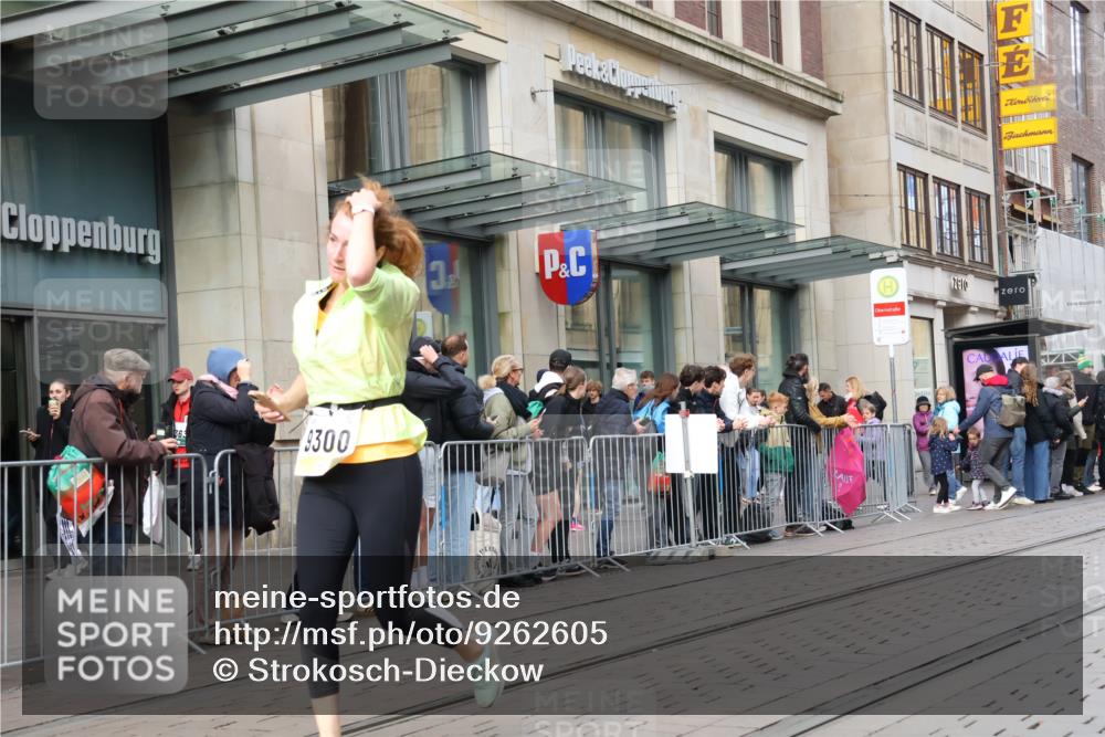 05.10.2025 - 20. swb-Marathon Bremen Strokosch-Dieckow http://msf.ph/oto/9262605 05.10.2025 11:02:47 Ziel 9229, 9246, 9300, 9325, 9593, 9644, 9661, 9662, 9893, 10142, 10167, 10185, 10405, 10471, 10656, 10777, 10876, 10926, 10996, 11312, 11376, 11390, 11508, 11509, 11682, 11735, 9229, 9246, 9300, 9325, 9593, 9644, 9661, 9662, 9893, 10142, 10167, 10185, 10405, 10471, 10656, 10777, 10876, 10926, 10996, 11312, 11376, 11390, 11508, 11509, 11682, 11735 meine-sportfotos.de