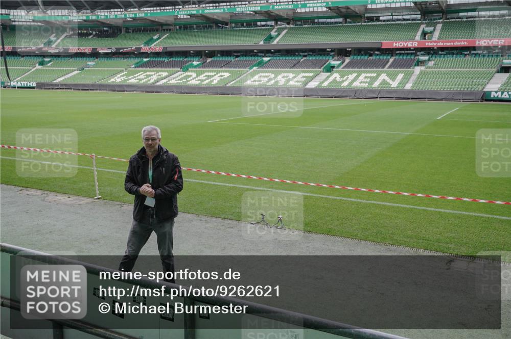 05.10.2025 - 20. swb-Marathon Bremen Michael Burmester http://msf.ph/oto/9262621 05.10.2025 11:30:17 Laufen im Stadion  meine-sportfotos.de