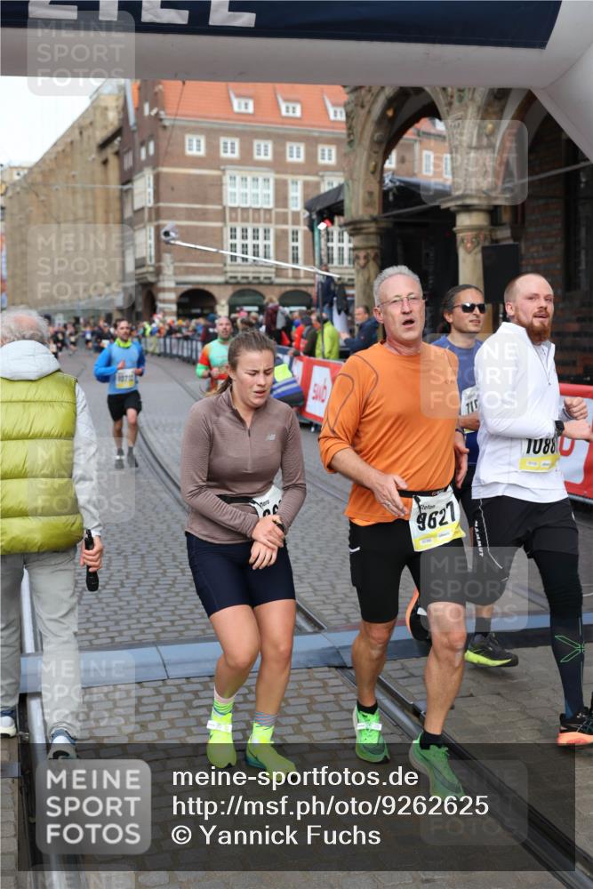 05.10.2025 - 20. swb-Marathon Bremen Yannick Fuchs http://msf.ph/oto/9262625 05.10.2025 10:49:41 Ziel 9233, 9626, 9627, 10381, 10636, 10712, 10888, 11487, 11579 meine-sportfotos.de