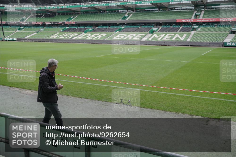 05.10.2025 - 20. swb-Marathon Bremen Michael Burmester http://msf.ph/oto/9262654 05.10.2025 11:30:19 Laufen im Stadion  meine-sportfotos.de
