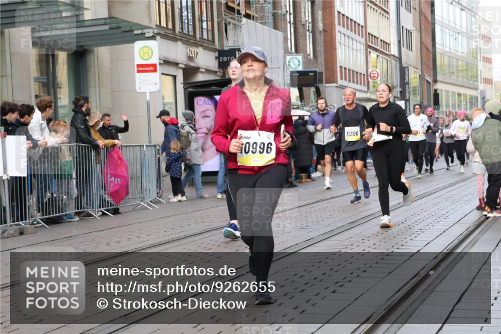 05.10.2025 - 20. swb-Marathon Bremen Strokosch-Dieckow http://msf.ph/oto/9262655 05.10.2025 11:02:52 Ziel 9224, 9225, 9229, 9246, 9300, 9325, 9593, 9661, 9662, 9893, 10142, 10185, 10405, 10471, 10777, 10876, 10926, 10963, 10996, 11103, 11124, 11376, 11390, 11467, 11502, 11508, 11509, 11682, 9224, 9225, 9229, 9246, 9300, 9325, 9593, 9661, 9662, 9893, 10142, 10185, 10405, 10471, 10777, 10876, 10926, 10963, 10996, 11103, 11124, 11376, 11390, 11467, 11502, 11508, 11509, 11682 meine-sportfotos.de