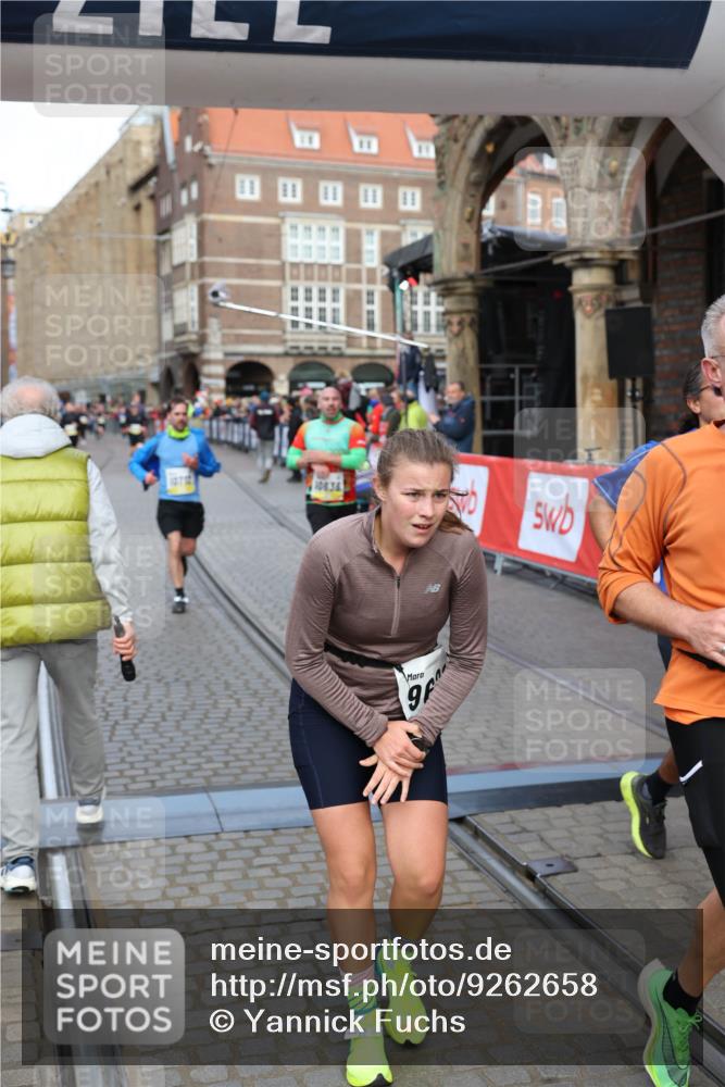 05.10.2025 - 20. swb-Marathon Bremen Yannick Fuchs http://msf.ph/oto/9262658 05.10.2025 10:49:41 Ziel 9233, 9626, 9627, 10381, 10636, 10712, 10888, 11487, 11579 meine-sportfotos.de