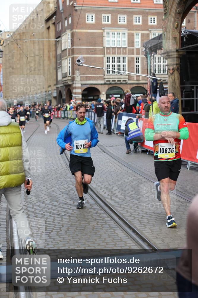 05.10.2025 - 20. swb-Marathon Bremen Yannick Fuchs http://msf.ph/oto/9262672 05.10.2025 10:49:42 Ziel 9626, 9627, 10381, 10636, 10712, 10888, 11579 meine-sportfotos.de