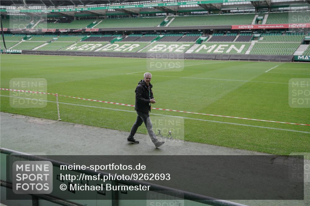 05.10.2025 - 20. swb-Marathon Bremen Michael Burmester http://msf.ph/oto/9262693 05.10.2025 11:30:22 Laufen im Stadion  meine-sportfotos.de