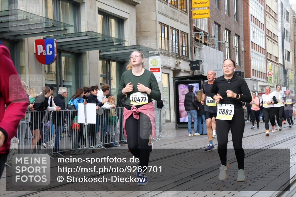 05.10.2025 - 20. swb-Marathon Bremen Strokosch-Dieckow http://msf.ph/oto/9262701 05.10.2025 11:02:54 Ziel 7776, 9224, 9225, 9229, 9246, 9300, 9308, 9325, 9593, 9661, 9662, 9893, 10142, 10185, 10405, 10446, 10471, 10777, 10926, 10963, 10995, 10996, 11103, 11124, 11236, 11376, 11390, 11467, 11502, 11508, 11509, 11682, 7776, 9224, 9225, 9229, 9246, 9300, 9308, 9325, 9593, 9661, 9662, 9893, 10142, 10185, 10405, 10446, 10471, 10777, 10926, 10963, 10995, 10996, 11103, 11124, 11236, 11376, 11390, 11467, 11502, 11508, 11509, 11682 meine-sportfotos.de