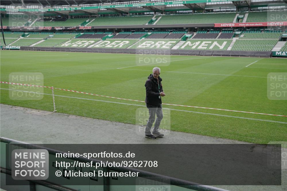 05.10.2025 - 20. swb-Marathon Bremen Michael Burmester http://msf.ph/oto/9262708 05.10.2025 11:30:23 Laufen im Stadion  meine-sportfotos.de