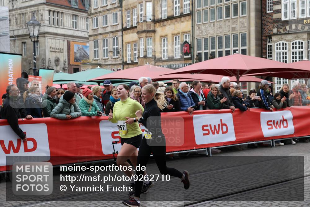05.10.2025 - 20. swb-Marathon Bremen Yannick Fuchs http://msf.ph/oto/9262710 05.10.2025 11:22:48 Ziel 9445, 9857, 10035 meine-sportfotos.de