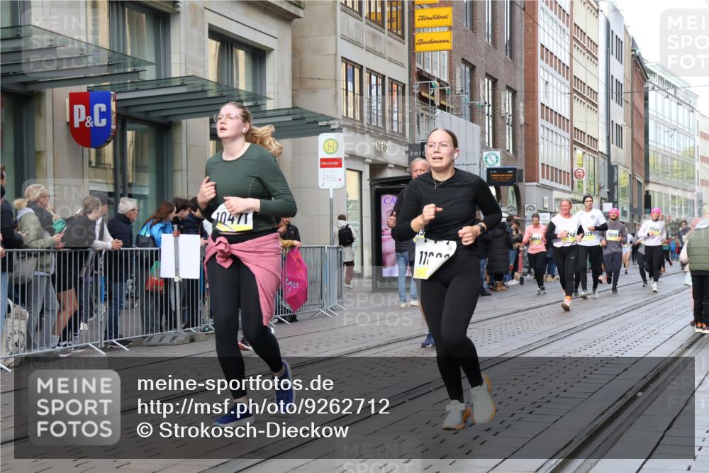 05.10.2025 - 20. swb-Marathon Bremen Strokosch-Dieckow http://msf.ph/oto/9262712 05.10.2025 11:02:55 Ziel 7776, 9224, 9225, 9229, 9246, 9300, 9308, 9325, 9593, 9661, 9662, 10142, 10185, 10405, 10446, 10471, 10926, 10963, 10995, 10996, 11103, 11124, 11150, 11236, 11376, 11390, 11467, 11502, 11508, 11509, 11682, 7776, 9224, 9225, 9229, 9246, 9300, 9308, 9325, 9593, 9661, 9662, 10142, 10185, 10405, 10446, 10471, 10926, 10963, 10995, 10996, 11103, 11124, 11150, 11236, 11376, 11390, 11467, 11502, 11508, 11509, 11682 meine-sportfotos.de