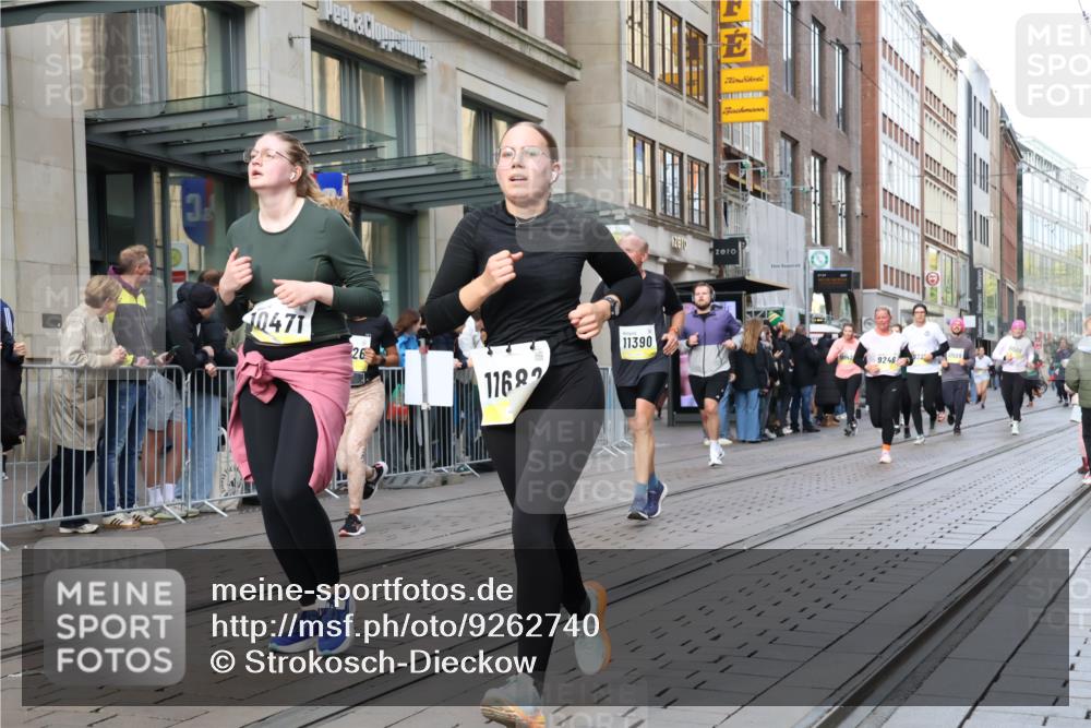 05.10.2025 - 20. swb-Marathon Bremen Strokosch-Dieckow http://msf.ph/oto/9262740 05.10.2025 11:02:56 Ziel 7776, 9224, 9225, 9229, 9246, 9300, 9308, 9325, 9593, 9661, 9662, 10142, 10185, 10405, 10446, 10471, 10926, 10963, 10995, 10996, 11103, 11124, 11150, 11236, 11376, 11390, 11467, 11502, 11508, 11509, 11682, 7776, 9224, 9225, 9229, 9246, 9300, 9308, 9325, 9593, 9661, 9662, 10142, 10185, 10405, 10446, 10471, 10926, 10963, 10995, 10996, 11103, 11124, 11150, 11236, 11376, 11390, 11467, 11502, 11508, 11509, 11682 meine-sportfotos.de