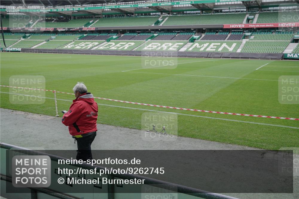 05.10.2025 - 20. swb-Marathon Bremen Michael Burmester http://msf.ph/oto/9262745 05.10.2025 11:32:48 Laufen im Stadion  meine-sportfotos.de