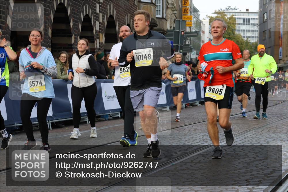 05.10.2025 - 20. swb-Marathon Bremen Strokosch-Dieckow http://msf.ph/oto/9262747 05.10.2025 11:06:49 Ziel 8574, 9321, 9605, 9826, 9942, 9976, 10001, 10148, 10168, 10580, 10747, 10748, 10937, 11355, 11389, 11414, 11497 meine-sportfotos.de
