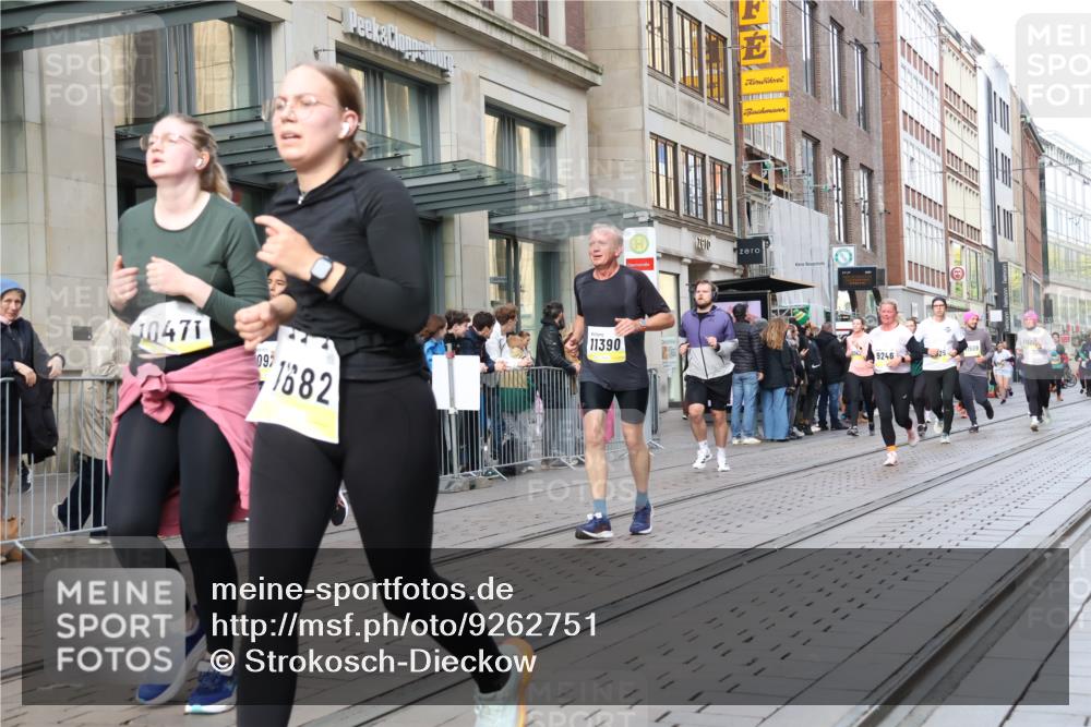 05.10.2025 - 20. swb-Marathon Bremen Strokosch-Dieckow http://msf.ph/oto/9262751 05.10.2025 11:02:56 Ziel 7776, 9224, 9225, 9229, 9246, 9300, 9308, 9325, 9593, 9661, 9662, 10142, 10185, 10405, 10446, 10471, 10926, 10963, 10995, 10996, 11103, 11124, 11150, 11236, 11376, 11390, 11467, 11502, 11508, 11509, 11682, 7776, 9224, 9225, 9229, 9246, 9300, 9308, 9325, 9593, 9661, 9662, 10142, 10185, 10405, 10446, 10471, 10926, 10963, 10995, 10996, 11103, 11124, 11150, 11236, 11376, 11390, 11467, 11502, 11508, 11509, 11682 meine-sportfotos.de