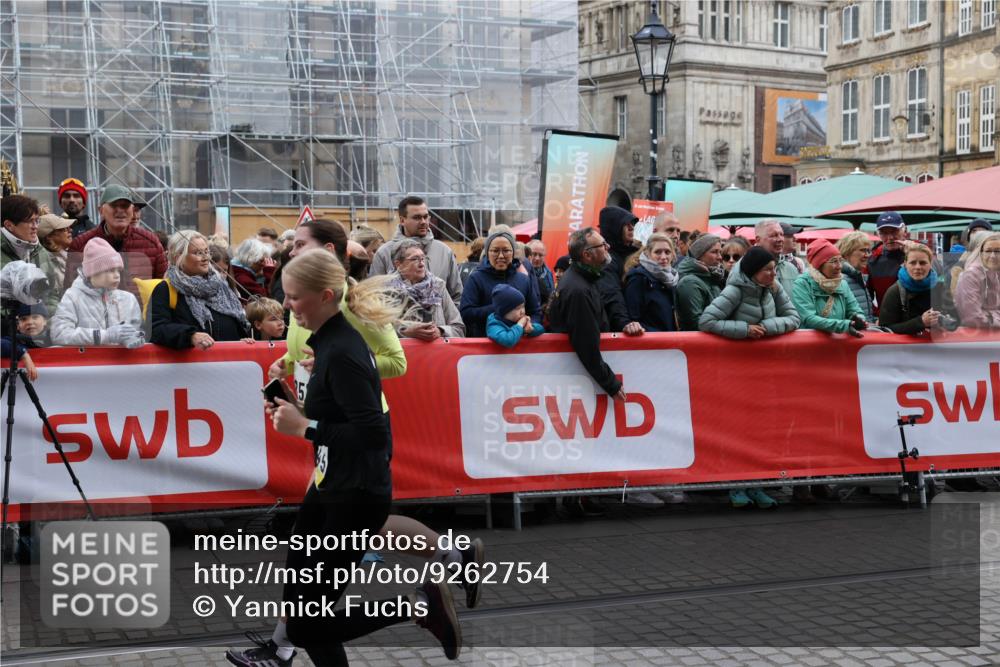 05.10.2025 - 20. swb-Marathon Bremen Yannick Fuchs http://msf.ph/oto/9262754 05.10.2025 11:22:49 Ziel 9445, 9857 meine-sportfotos.de