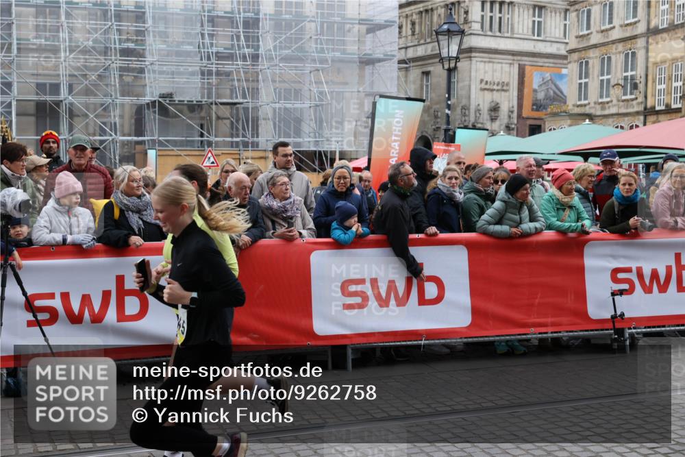 05.10.2025 - 20. swb-Marathon Bremen Yannick Fuchs http://msf.ph/oto/9262758 05.10.2025 11:22:49 Ziel 9445, 9857 meine-sportfotos.de