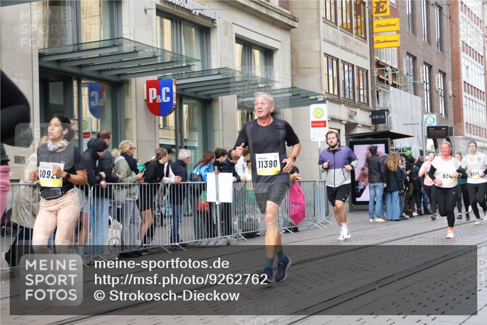 05.10.2025 - 20. swb-Marathon Bremen Strokosch-Dieckow http://msf.ph/oto/9262762 05.10.2025 11:02:56 Ziel 7776, 9224, 9225, 9229, 9246, 9300, 9308, 9325, 9593, 9661, 9662, 10142, 10185, 10405, 10446, 10471, 10926, 10963, 10995, 10996, 11103, 11124, 11150, 11236, 11376, 11390, 11467, 11502, 11508, 11509, 11682, 7776, 9224, 9225, 9229, 9246, 9300, 9308, 9325, 9593, 9661, 9662, 10142, 10185, 10405, 10446, 10471, 10926, 10963, 10995, 10996, 11103, 11124, 11150, 11236, 11376, 11390, 11467, 11502, 11508, 11509, 11682 meine-sportfotos.de