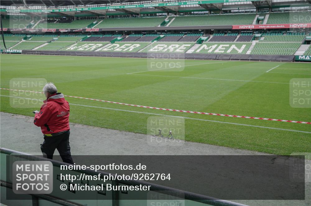 05.10.2025 - 20. swb-Marathon Bremen Michael Burmester http://msf.ph/oto/9262764 05.10.2025 11:32:49 Laufen im Stadion  meine-sportfotos.de