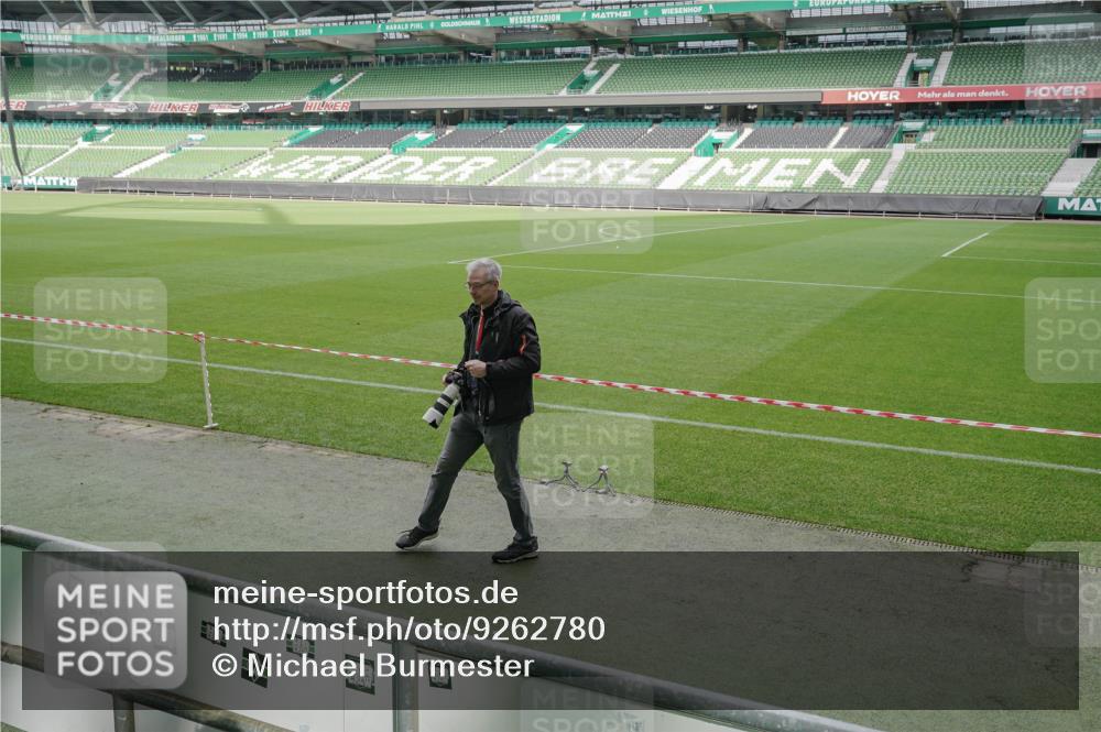 05.10.2025 - 20. swb-Marathon Bremen Michael Burmester http://msf.ph/oto/9262780 05.10.2025 11:38:38 Laufen im Stadion  meine-sportfotos.de