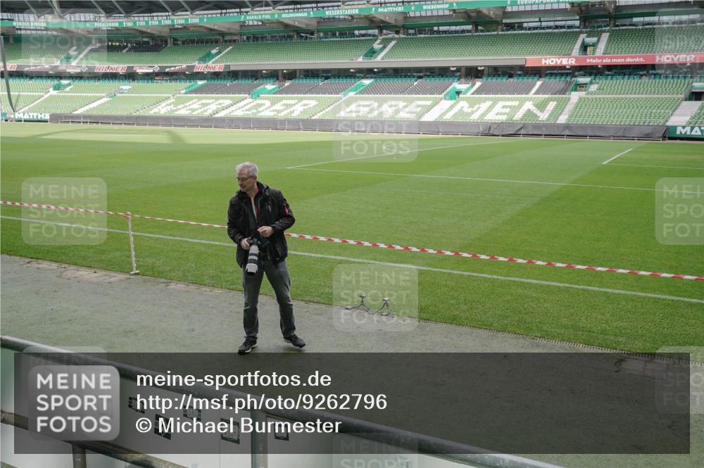 05.10.2025 - 20. swb-Marathon Bremen Michael Burmester http://msf.ph/oto/9262796 05.10.2025 11:38:38 Laufen im Stadion  meine-sportfotos.de