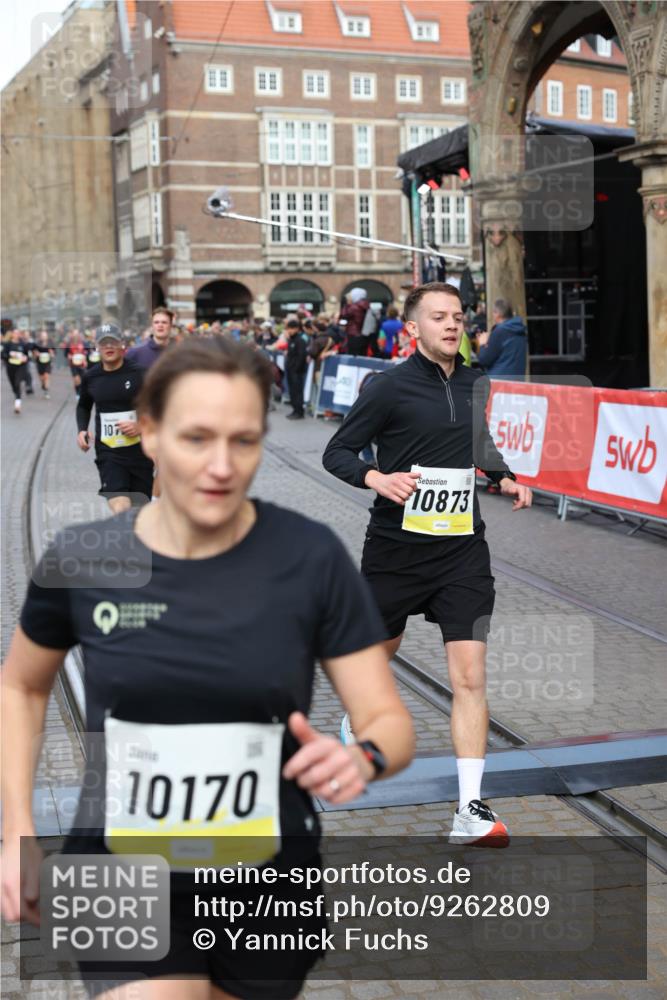 05.10.2025 - 20. swb-Marathon Bremen Yannick Fuchs http://msf.ph/oto/9262809 05.10.2025 10:49:48 Ziel 9452, 10170, 10636, 10712, 10726, 10873, 11692 meine-sportfotos.de