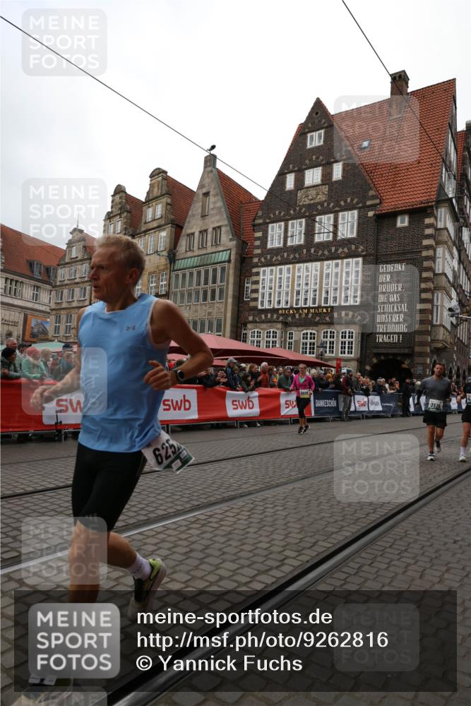 05.10.2025 - 20. swb-Marathon Bremen Yannick Fuchs http://msf.ph/oto/9262816 05.10.2025 11:23:14 Ziel 9808 meine-sportfotos.de