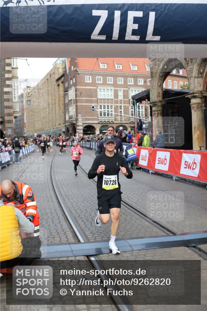 05.10.2025 - 20. swb-Marathon Bremen Yannick Fuchs http://msf.ph/oto/9262820 05.10.2025 10:49:49 Ziel 9452, 10170, 10636, 10712, 10726, 10873, 11692 meine-sportfotos.de