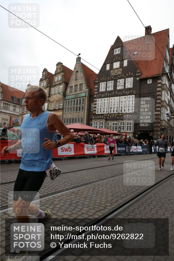 05.10.2025 - 20. swb-Marathon Bremen Yannick Fuchs http://msf.ph/oto/9262822 05.10.2025 11:23:14 Ziel 9808 meine-sportfotos.de