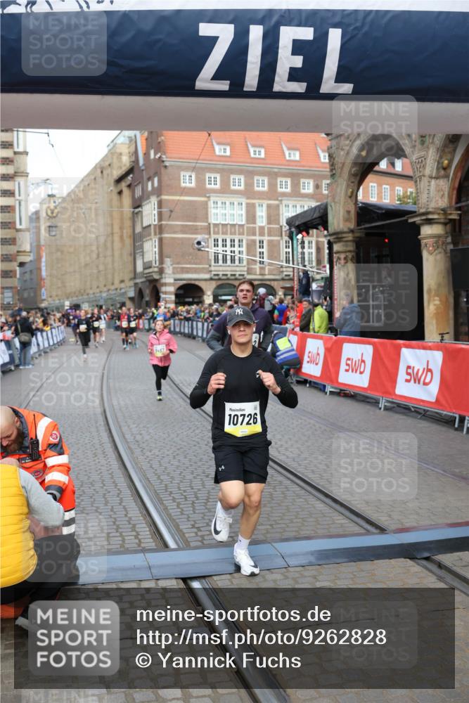 05.10.2025 - 20. swb-Marathon Bremen Yannick Fuchs http://msf.ph/oto/9262828 05.10.2025 10:49:49 Ziel 9452, 10170, 10636, 10712, 10726, 10873, 11692 meine-sportfotos.de
