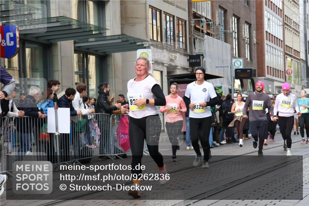 05.10.2025 - 20. swb-Marathon Bremen Strokosch-Dieckow http://msf.ph/oto/9262836 05.10.2025 11:02:59 Ziel 7776, 9224, 9225, 9246, 9300, 9308, 9325, 9498, 9593, 9850, 10142, 10185, 10405, 10446, 10471, 10926, 10963, 10995, 10996, 11103, 11124, 11150, 11236, 11390, 11467, 11502, 11508, 11509, 11682, 7776, 9224, 9225, 9246, 9300, 9308, 9325, 9498, 9593, 9850, 10142, 10185, 10405, 10446, 10471, 10926, 10963, 10995, 10996, 11103, 11124, 11150, 11236, 11390, 11467, 11502, 11508, 11509, 11682 meine-sportfotos.de